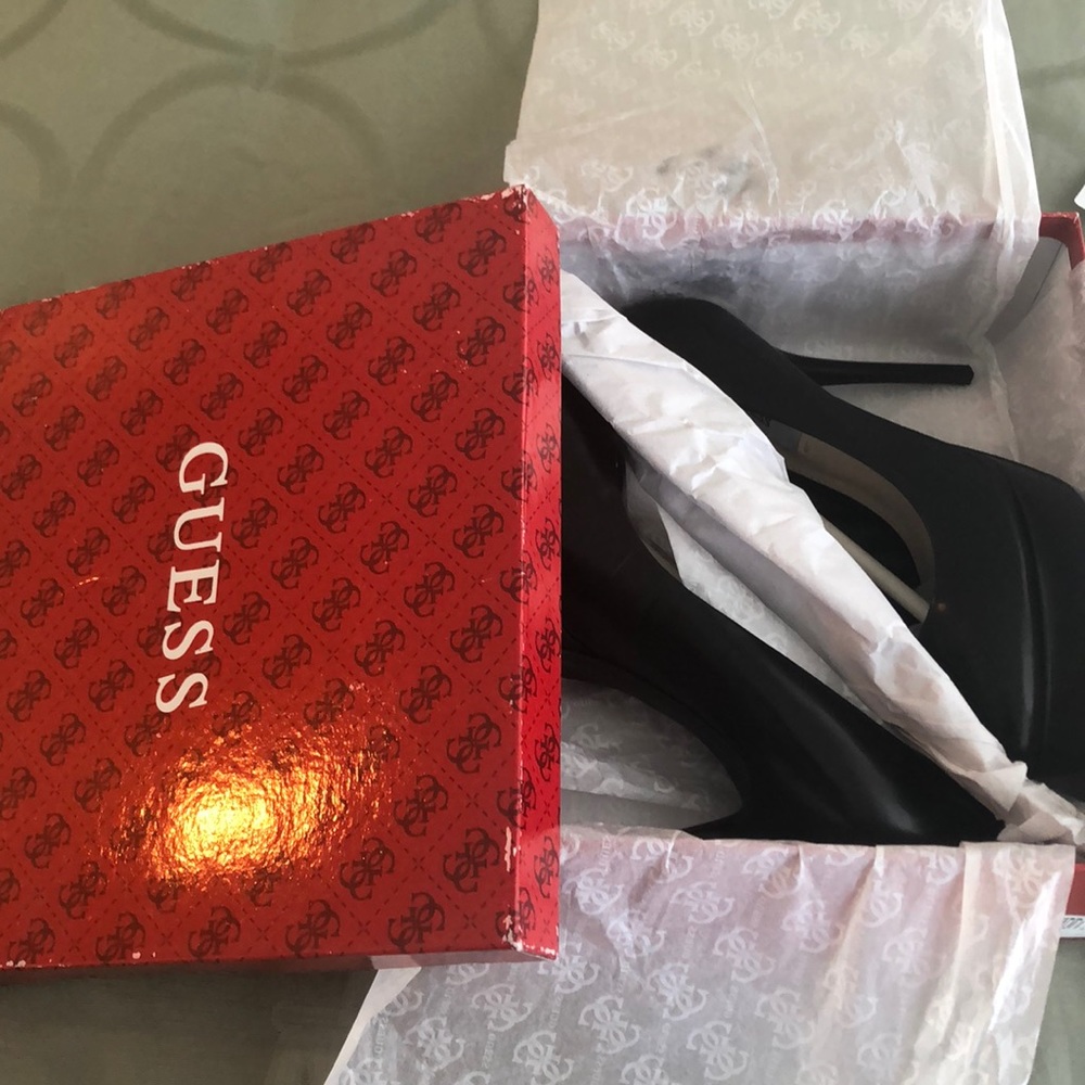 New Guess Elsea platform heels, never worn
